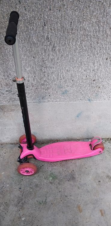 vogeli haljine: Trotinet Scooter sa cetiri tocka – dva napred i dva pozadi koji svetle — 6