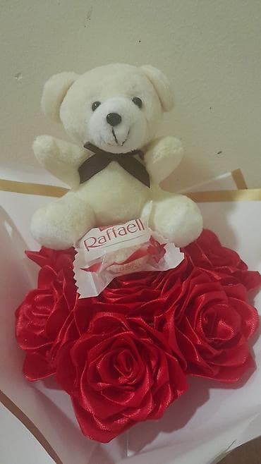 Poklon buket sa plišanim medom - Elegantno aranžiran buket u belom — 2