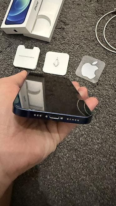 IPhone 12 128GB Plava boja Prodajem iPhone 12 sa 128GB memorije — 4