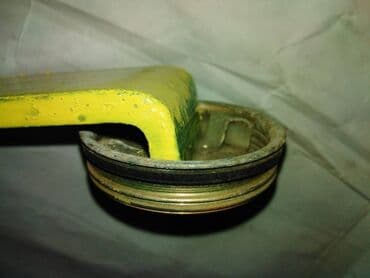 Ključevi: Metalni ključ za čepove metalnih buradi sa slike,ključ debljine 8 mm x — 3