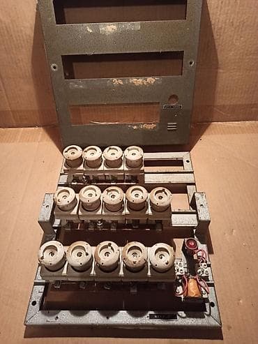 Nameštaj: Stara "spratna" tabla sa 14 keramičkih osigurača (pregorelih),   — 5