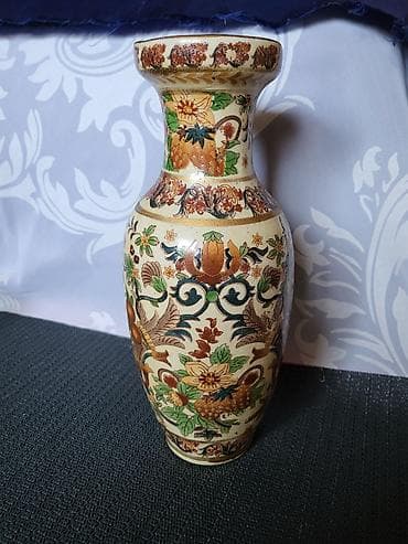 Vaza porcelanska,kineska,rucno reljefno oslikana iz 70ih. Vaza je na lalafo.rs Vaza porcelanska,kineska,rucno reljefno oslikana iz 70ih. Vaza je