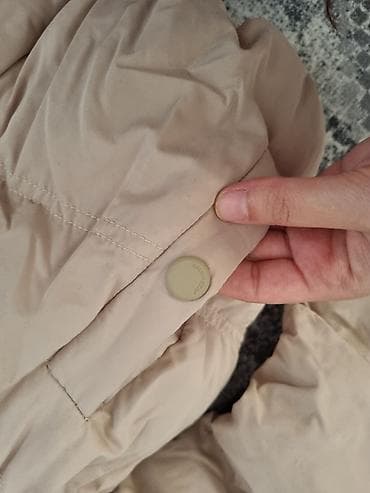 Sweatpants: Bež puf jakna sa kapuljačom - Topla, punjena puf jakna u bež/peščanoj — 2