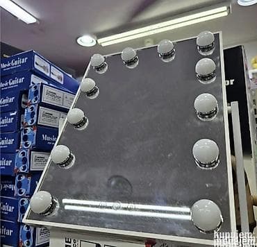 Ovo čvrsto stono ogledalo ima beli metalni okvir, 12 LED svetala sa 3