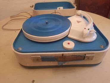 bas pojacala: Retro,stari mali gramofon u koferu. Simpatican mali gramofon,vise kao — 9