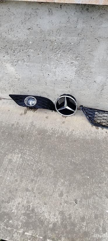 Vozila: Prednji levi blatobran i delovi maske za Mercedes-Benz. B 170 Opis: - — 3