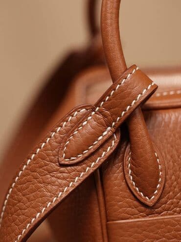 šnala u obliku cveta: Kožna torba u boji konjaka – kompaktan model sa ručkama - Materijal — 2