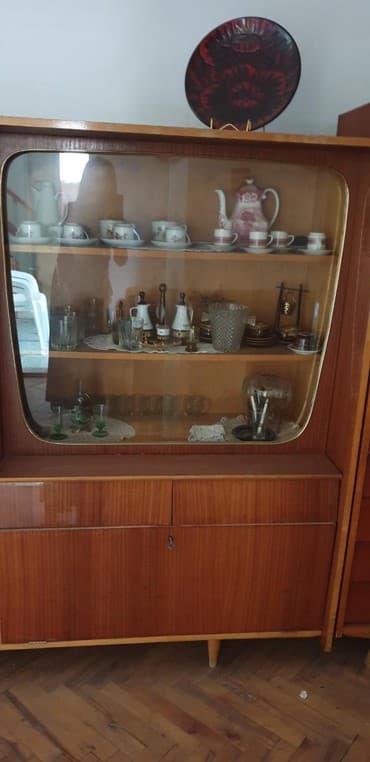 nameštaj m: DRVENA VITRINA SA GARDAROBNIM DELOM IZ ANTIKVARNICE — 1