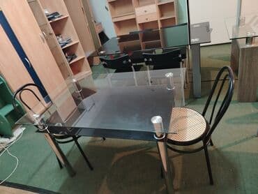 visece stolice: Stakleni sto sa metalnim nogama i ramom, pogodan za trpezariju ili — 4