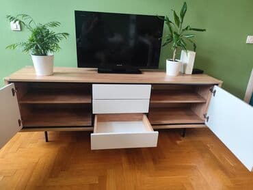 rotirajuca polica za knjige: Na prodaju komoda u kombinaciji bele boje i dekora hrasta. Komad je u — 3