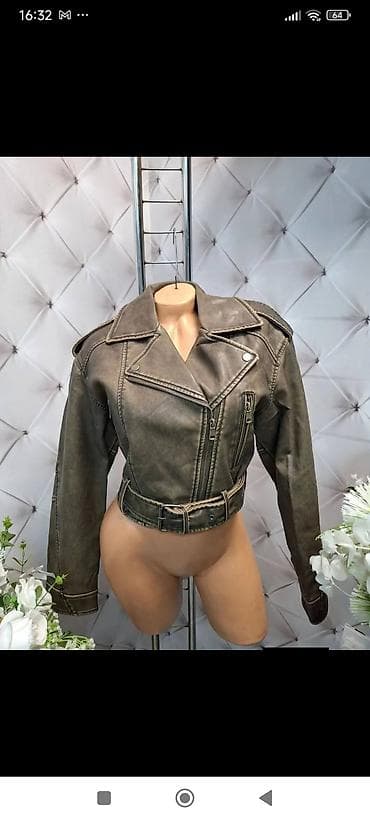 Ženska kratka bajkerska jakna od eko kože - Krojen, strukirani model na lalafo.rs Ženska kratka bajkerska jakna od eko kože - Krojen, strukirani model