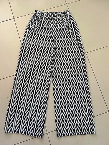 Crno-bele široke pantalone sa zig-zag šarom. - Kroj: ravne, široke