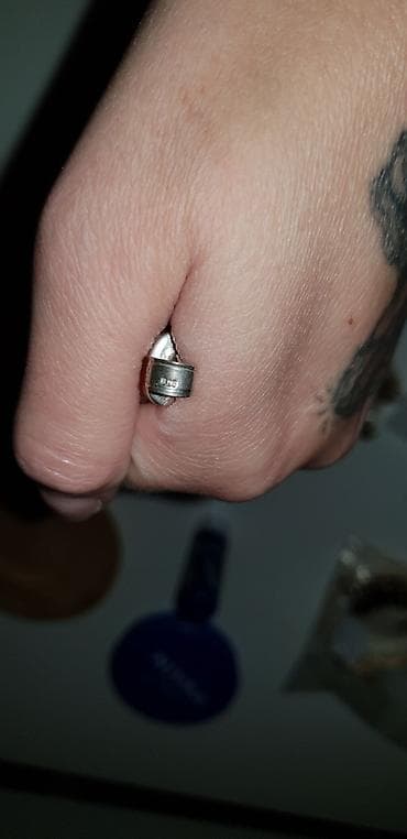 nakit od rozenkvarca: Privezak u obliku bokserske rukavice.Materijal:metal u srebrnoj boji - — 6