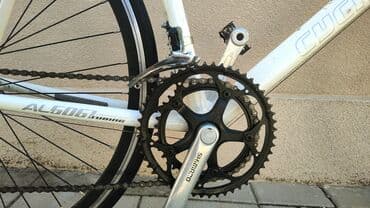 Bicycles: Drumski bicikl u beloj boji, opremljen Shimano Tiagra menjačem i — 5