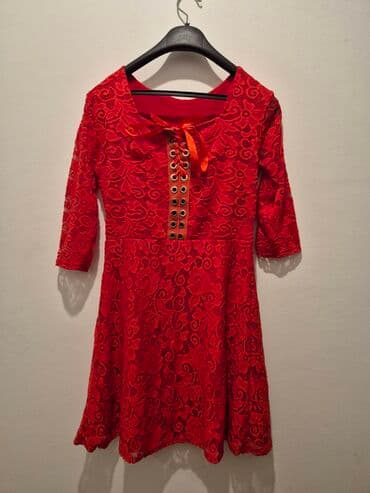 Dve haljine – crvena tartan košulja-haljina i crvena čipkana haljina — 4