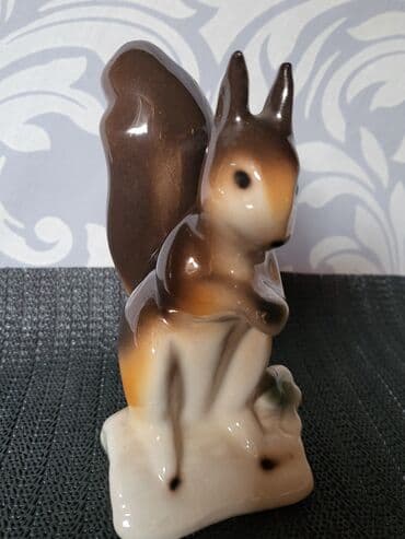velike svece: Porcelanska nova figura veverice 70te. Figura nova sve na njoj je — 5
