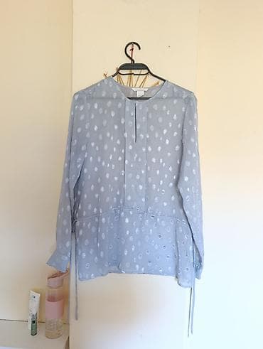mint sako: Siva ženska bluza sa diskretnim belim tufnama. Lagana, prozračna — 1