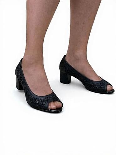 Elegantne ženske cipele na srednju blok petu, crne boje, sa otvorenim