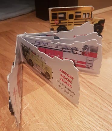 Auto knjiga !Edukativne knjizice na engleskom. Kad se zatvore dobija