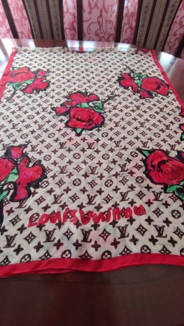 Louis Vuitton monogram roses ešarpa. Louis Vuitton monogram roses — 9