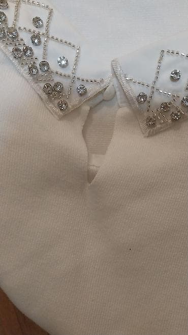 Women's Sweaters, Cardigans: Bela ženska bluza/majica sa ukrašenim kragnom. Univerzalna za S,M,L - — 4