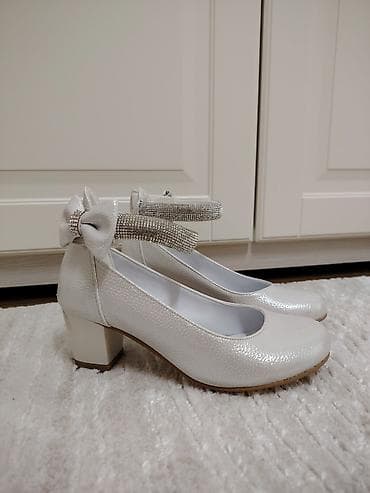 Cipele na stiklicu za male smizlice u sedef beloj boji sa zatvorenom