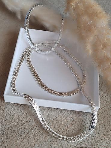 sat za prepisivanje: Set nakita – žig 925 Elegantni komplet od srebra 925 sastoji se od: - — 5