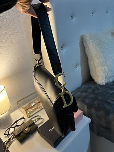 mk kais: Crna ženska torba u stilu “saddle” modela - Materijal: glatka — 2