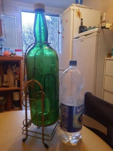 komode sa policama: Velika flasa sa postoljem.
Oko 4,5 l — 15
