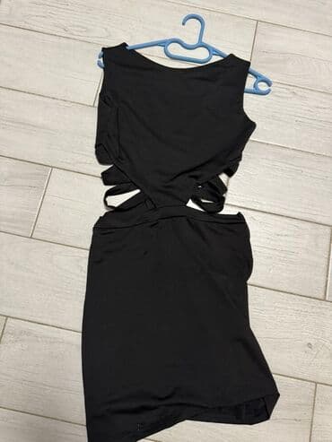 elegantna haljina i patike: Elegantna crna haljina kratka.💫
Kupljena u Blondy — 2