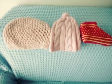 Ostale dečije stvari: Svo troje rucni rad, dve kape i jedne zepice, za devojcicu, 2-3 — 1