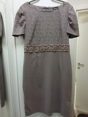 Elegantna haljina u taupe/sivo-bež nijansi, ravnog kroja do kolena
