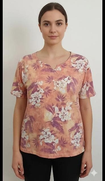 Muška obuća: Ženska majica sa kratkim rukavima i floralnim printom. - Kroj — 1