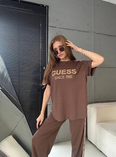 zenske majice sa natpisom: Damski dvodelni komplet:majica i pantalone sa logom GUESS. Moderan — 1