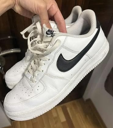 kozne muske patike: Nike patike – model sa klasičnim niskim profilom i Nike Air — 3