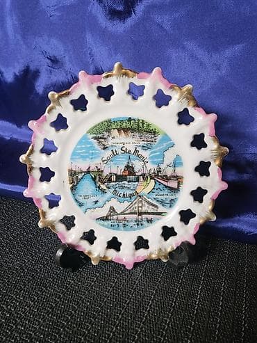 Tanjir nov za na zid, japanski porcelan iz 70ih. Micigen. Tanjir na lalafo.rs Tanjir nov za na zid, japanski porcelan iz 70ih. Micigen. Tanjir