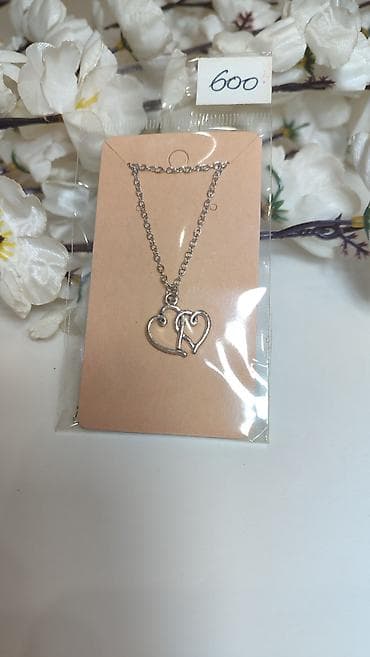 Ogrlica sa priveskom – dvostruko srce sa slovom „R” - Materijal na lalafo.rs Ogrlica sa priveskom – dvostruko srce sa slovom „R” - Materijal