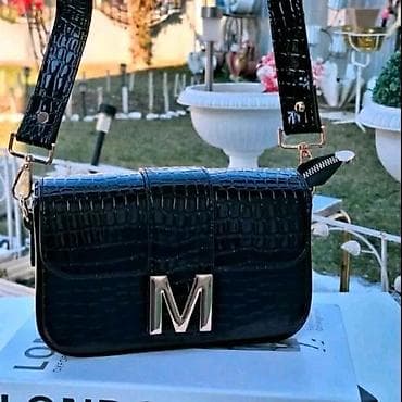 krem boja: Elegantna ženska crossbody torba sa velikim metalnim slovom “M” na — 5