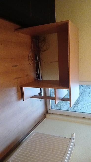 medicinski nameštaj: Radni sto/računarski sto od iverice u boji trešnje. Kompaktan L — 1