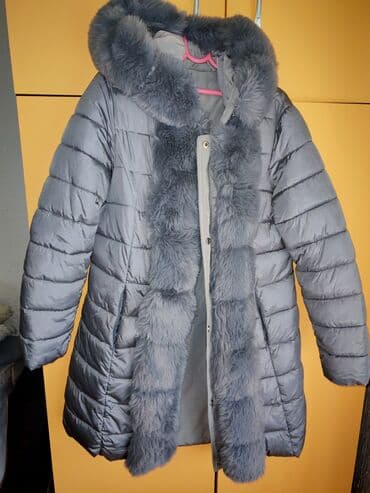 Kape i aksesoari: Ženska zimska jakna sa krznom – siva - Duga, prošivena jakna u sivoj — 2