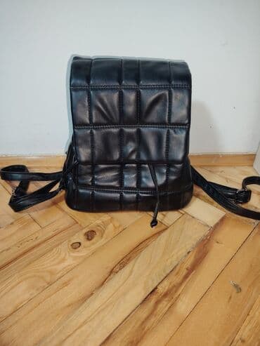 Kaiševi: Crni ženski ranac od eko kože sa prošivenim kockastim dezenom. Preklop — 1