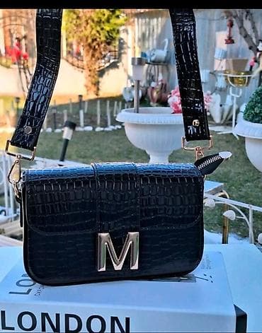Belts: Ženska crossbody torba sa metalnim slovom “M” - Kompaktna torbica — 5