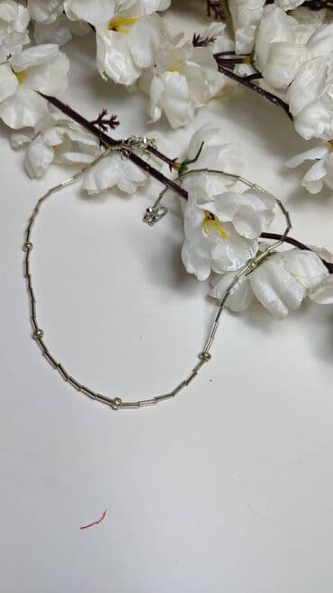 Elegantna srebrnasta ogrlica minimalističkog dizajna. Sastoji se od