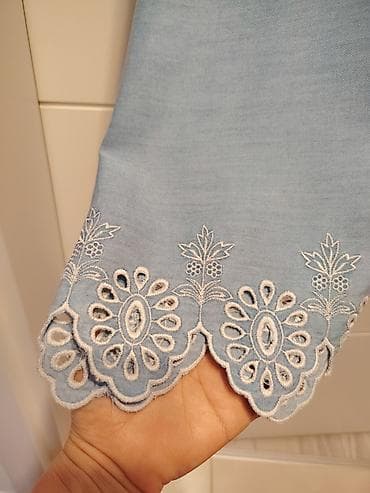 vise boja: Plava midi haljina od laganog teksasa (Zara) - Kroj: lepršava silueta — 9