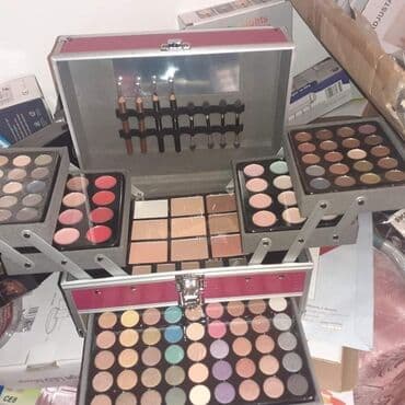 Komplet kofer sa sminkom odlican kvalitet sminke. Visoko