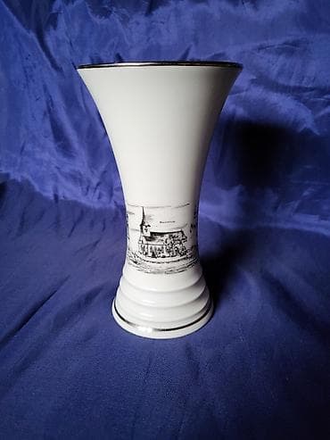 Vaza nova Bavaria 70te. wunsiedel porcelan. Vaza je nova,sve na na lalafo.rs Vaza nova Bavaria 70te. wunsiedel porcelan. Vaza je nova,sve na