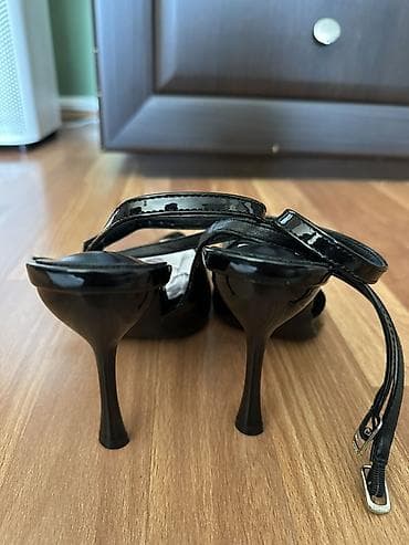 privezak za kofer: Crne lakovane salonke sa kaišićem oko članka - Model: špicasti vrh — 5