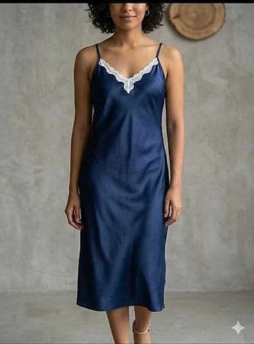 Muška odeća: Satenska slip haljina, midi dužine, u tamnoplavoj boji. Tanak, ravan — 1