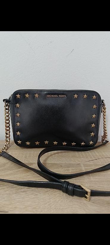 Michael Kors crossbody torba – crna, pravougaonog „camera bag“ oblika na lalafo.rs Michael Kors crossbody torba – crna, pravougaonog „camera bag“ oblika