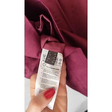 burgundy boja: Elegantna ženska haljina bez rukava u boji maline. - Kroj: klasičan — 5